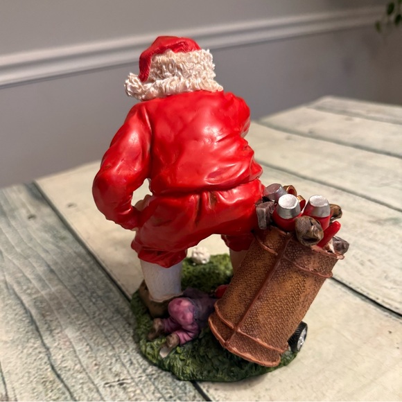 Santa Clause figurine golfer golf lining to putt. - Picture 3 of 7